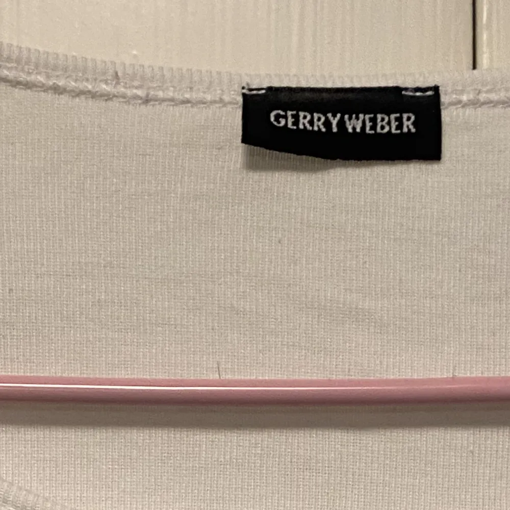 Vit tröja med fina detaljer! Den är från Gerry Weber, oanvänd och som ny dock köpt second hand! Finns ingen storlekslapp men sitter som en M! <33333. T-shirts.