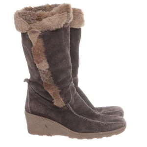 Skor - Säljer mina skor som ej kommer till användning, använda fåtal gånger köpts secondhand. Skulle säga att dom är bekväma trots att dom har klack! Frakt tillkommer skulle tro att den blir 99kr