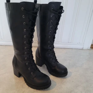 Känga stl 39 - Snygg vinter känga med varmt foder, nästintill oanvända säljes, passar dom allra flesta iomed snörningen.  stl 39  250:- +frakt 