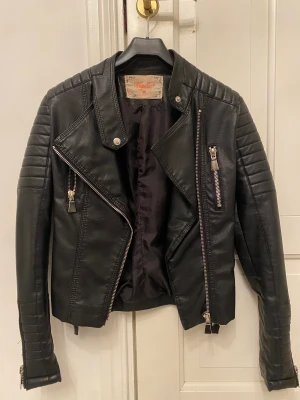 Skinnjacka  - Skinnjacka från Chiquelle i storlek 36 och är bara använd ett par gånger, är i bra skick. Finns i Södertälje men kan även postas🥰