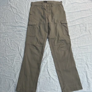 Cargobyxor - Cargobyxor köpta från second hand butik. Finns små fläckar (hmu för bilder)