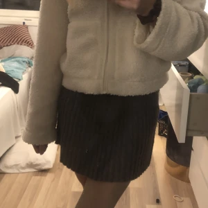 Stickad kjol - Stickad mörkgrå kjol från zara! Endast använd 1 gång❣️