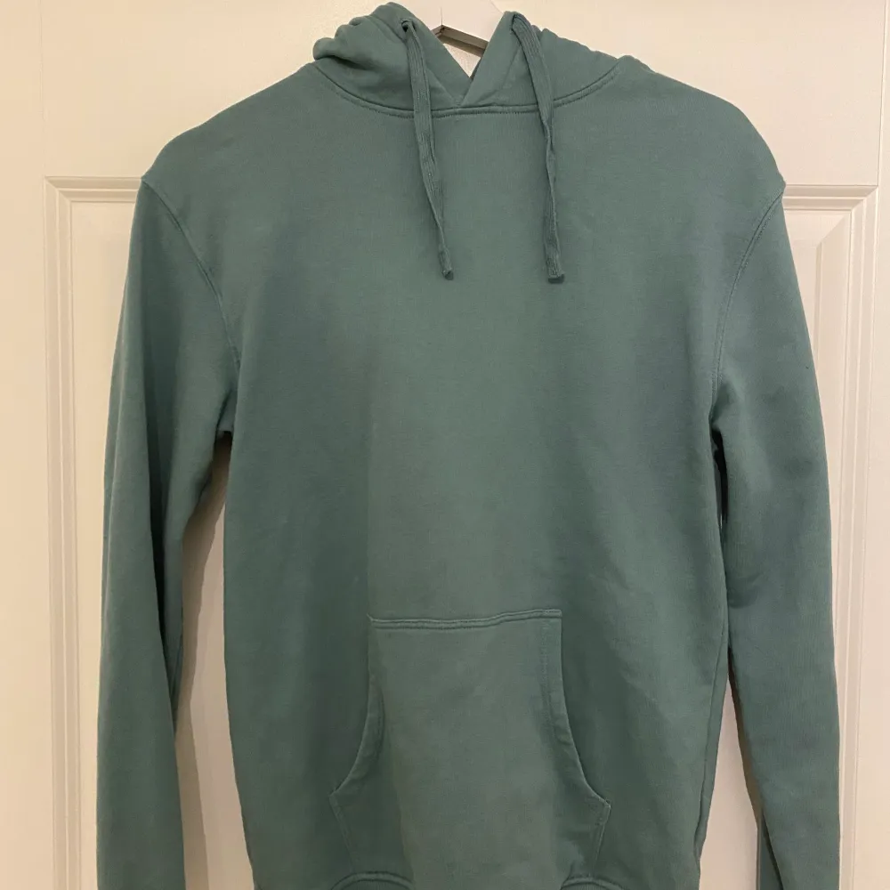 Säljer denna gröna hoodie från Cubus då den aldrig kommit till användning. Skönt material och väldigt bekväm, gillade bara inte färgen insåg jag efter. Köptes för 399kr och säljs för 250kr+frakt . Hoodies.