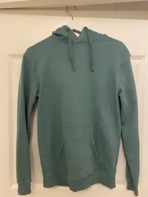 Säljer denna gröna hoodie från Cubus då den aldrig kommit till användning. Skönt material och väldigt bekväm, gillade bara inte färgen insåg jag efter. Köptes för 399kr och säljs för 250kr+frakt 