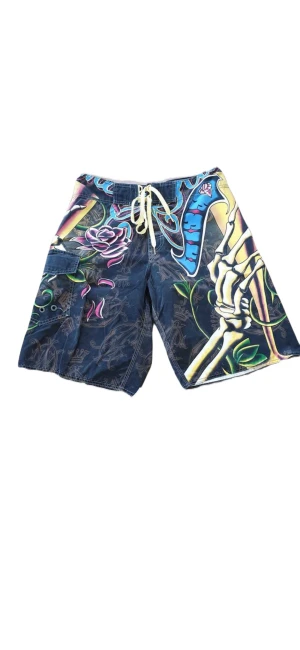 Ed hardy - riktig snygg!! Och jag har en T-shirt med samma tryck oxå;) bli en schysstaste sets på sommar?!