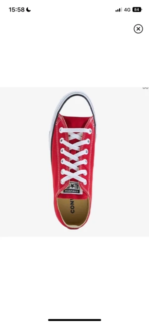 Röda converse  - Säljer mina röda converse (frakt ingår ej) för mer bilder skriv till mig😄