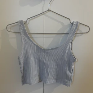 Ljusblå Topp - Supersöt Topp från Ginatricot. Ribbat och stretchigt material. Frakt tillkommer