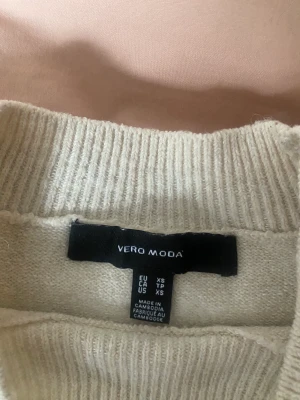 Vero Moda tröja - !!HAR TVÅ!! Fin stickad tröja från vero Moda i utmärkt skick, nästan aldrig använd. Skriv via intresse
