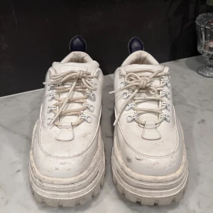 Eytys Angel Sneakers - Angel sneakers från Eytys i lack tror jag?! Varsamt använda! Absolut lite smutsiga men det mesta går lätt att tvätta bort. Nypris: 2.800!