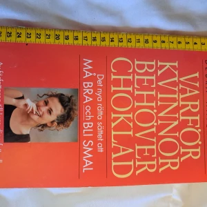 Kvinnor o Choklad 🌞 Bok 🌞 - Här är en riktigt Läsvärd bok för oss kvinnor som älskar Choklad! Vi behöver inte vara utan😇! 🌞 Suveränt 🌞 Pris 15 kr plus frakt 32 kr (tyvärr är den tyngre 🥺) Swish finns 🌞 vid frågor kontakta mig 🌞 Anki 