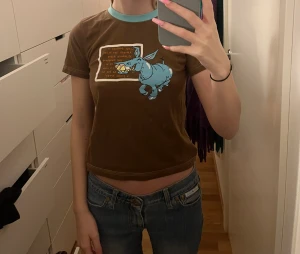 t-shirt  - Cool tröja som använts en del, en åsna på och contrast stitching💕Passar mig med xs  💕Säljs den inte inom 2 veckor doneras den!💕