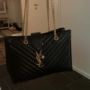 Väska - En jätte fin och trendig väska som är köpt för 2000 men säljer för 350