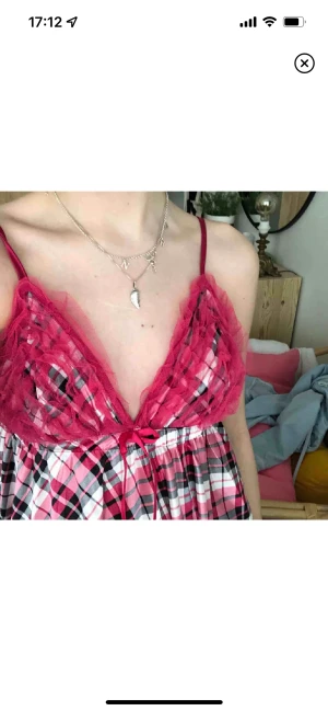 y2k topp - rutigt linne med justerbara band, jag är xs men skulle säga att den passar nästan alla beroende på hur man vill att den ska sitta. jättesnygg och trendig. lite längre i fram och bak men går att stoppa in.  💕SÄLJS DEN INTE INOM 2 VECKOR SKÄNKS DEN!💕