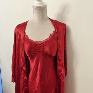 Nattlinne, morgonrock, NYTT - Vinrött nattlinne och kimono. Vadderade kupor som går att ta ut. Storlek xs-s. Oanvänt. 