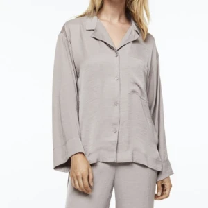 Grå/grön tunn satinblus - Grå/grön satinblus från HM, lapparna är avklippa men endast använd ett par gånger. Modellen är oversized, storlek M. Tunnt flowy tyg.