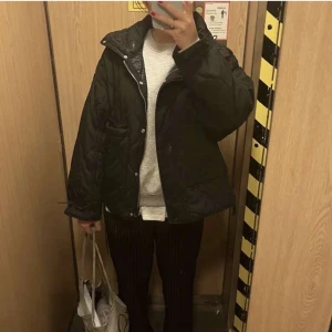 Zara jacka  - Jätte fin quiltad svart jacka från zara💓 passar perfekt nu till våren och i bra skick💓 kontakta vid frågor eller intresse eller om du vill ha fler bilder💓 nypris ca 750💓 första bilden är lånad