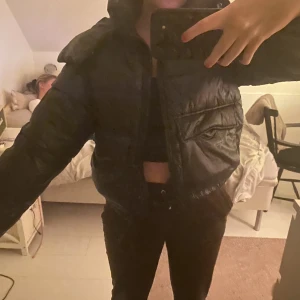 Svart puffjacka - Svart puffjacka från Weekday i storlek S, passar perfekt till vintern men även våren🤗🤗🤗🤗köpt för 670kr