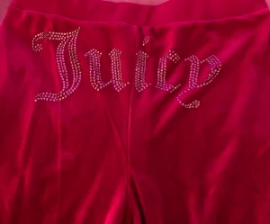 officiella juicy couture byxor - "Juicy" utsmyckat i strass på ryggstorlek medium, men stretchigt, kan passa stora eller XL mjukt sammetslent material med elastiskt midjeband som använts en gång🤍🤍