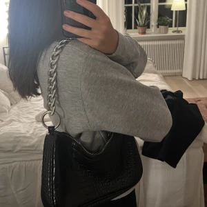 Svart väska  - Superfin väska med en tjock silverkedja. Köpt på Nelly. Sparsamt använd och i superbra skick!