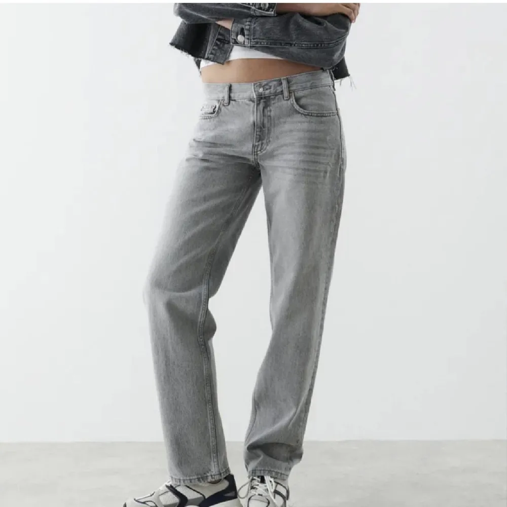 Superfina populära low waist grå jeans från gina. Säljer då de ej kommer till användning. . Jeans & Byxor.
