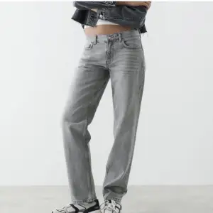 Superfina populära low waist grå jeans från gina. Säljer då de ej kommer till användning. 