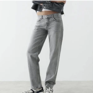 Lowwaist jeans från gina  - Superfina populära low waist grå jeans från gina. Säljer då de ej kommer till användning. 