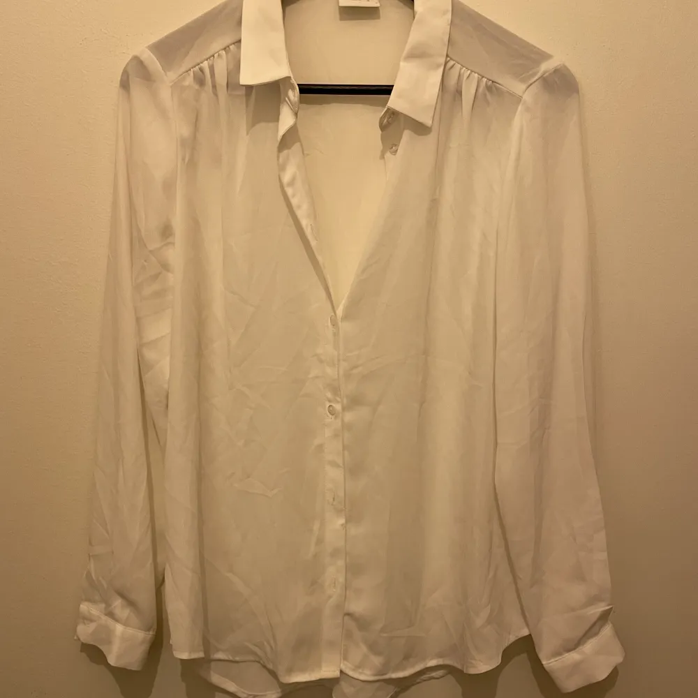 Skjorta i tunt material från Vila. Använd 1 gång och är som ny. Lite lösare i modellen. . Skjortor.