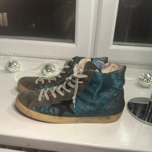 Golden goose sneakers  - Supercoola Golden goose sneakers. De är slitna därav priset. Storlek 39. De är en så snygg modell och perfekta om man vill ha ett par Golden goose till bra pris❤️