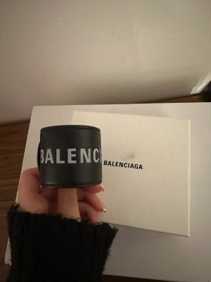 Balenciaga armband - Balenciaga wrist snap armband i gott skick. Box och äkthetsbevis medföljer.   Köparen står för frakt!