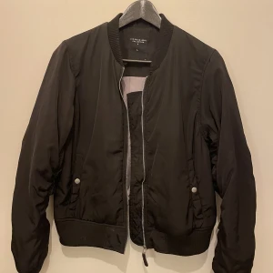 Bomberjacka  - Jacka i bombermodell från lager 157. Bra skick. Strl L men känns som en M. 