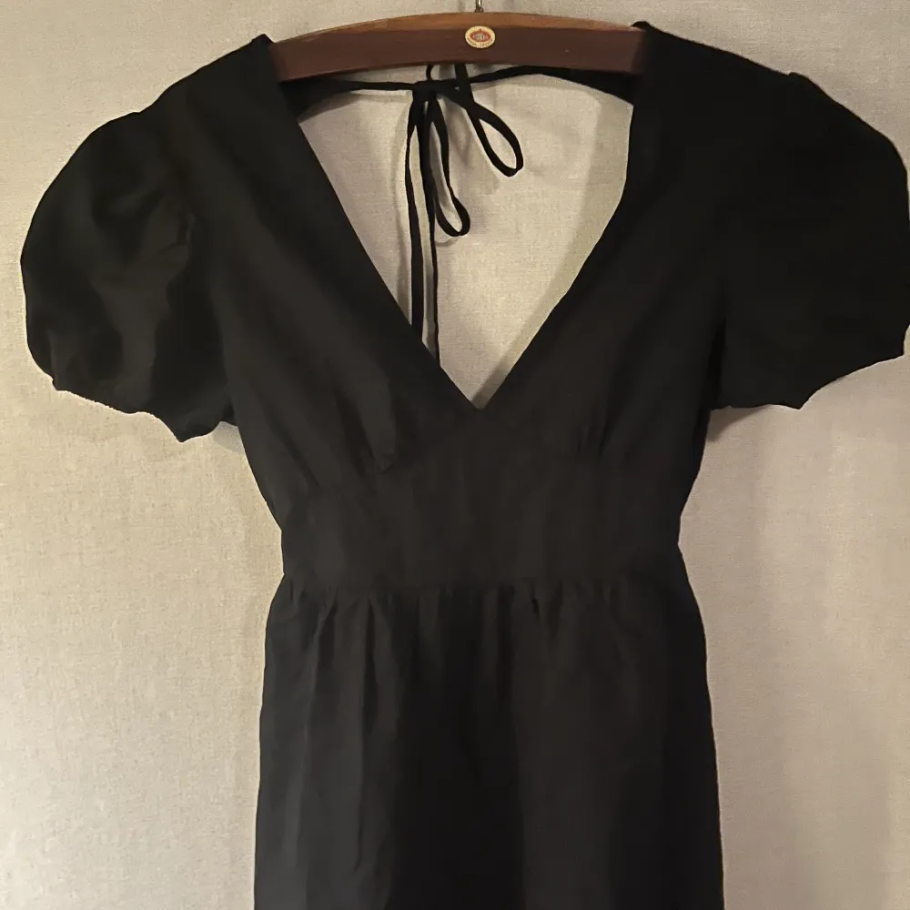 Säljer en jätte fin och gullig svart klänning! Säljer då den var lite för stor för mig, den är i storlek S💗. Klänningar.