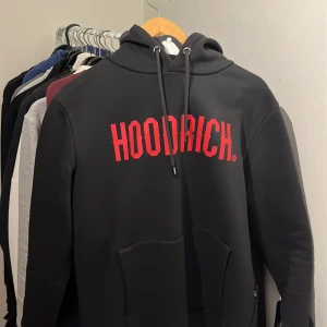 Hoodrich Hoodie - Säljer denna då jag aldrig använder den, jätte litet hål som knappt syns, pris kan diskuteras