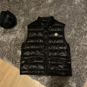 Moncler väst gui  - Säljer denna väst som är i stolek 2 den är skön nu i våren och passar till allt och stilig 