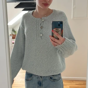 Stickad tröja  - Ljusblå stickad tröja med knappar 🤍  Referens: jag bär vanligtvis storlek S ☺️