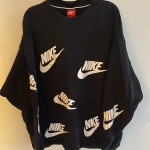 Nike-Sweatshirt - Sparsamt använd, ingen anmärkning. Pris exl. Frakt. Betalning innan leverans. 
