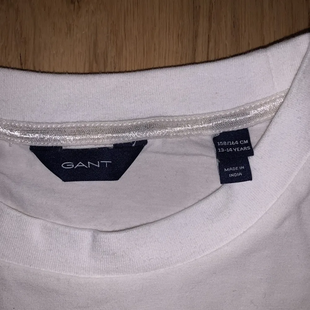 En tshirt från Gant som sitter tight💕 säljes då den inte kommer till användning 75kr+ frakt. T-shirts.