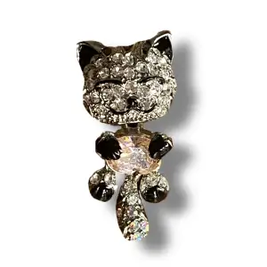 Säljer detta halsband med en supergullig katt på med små diamanter på! Säljer för att jag använder inte den! säljer för 99kr+frakt! Hör av dig vid intresse eller frågor ☺️✨