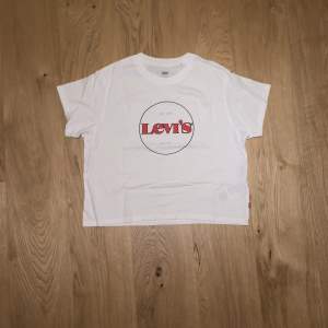 Croppad Levis tshirt som inte kommer till användning💕 storlek S 50kr + frakt