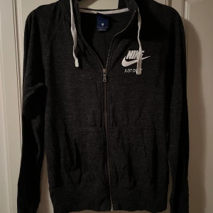 Zip-tröja från NIKE  - Zip-tröja från NIKE strl S