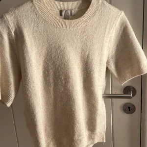 Stickad tröka - Ifrån h&m. Knappt använd!! Köptes för 250kr men säljer för 180!!