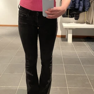 Lågmidjade bootcut jeans  - Svarta Lågmidjade bootcut jeans, använda en gång. Byxorna är köpta på 1900talet och sitter bra på mig som är 173cm✨nypris 700kr. Skriv till mig för fler bilder!