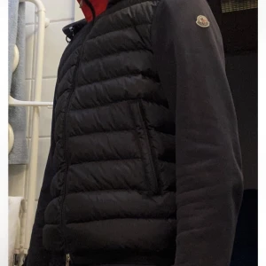Moncler cardigan  - Tja säljer nu min moncler cardigan då den inte passade mig. Jackan har inga flaws eller hål. QR kod finns men tags finns ej om ni har frågor är det bara att höra av sig.