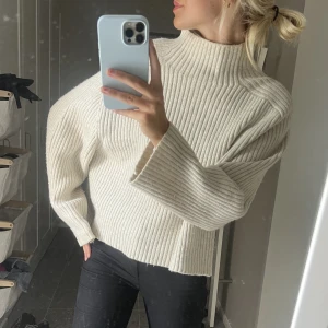 stickad tröja - aldrig använd 