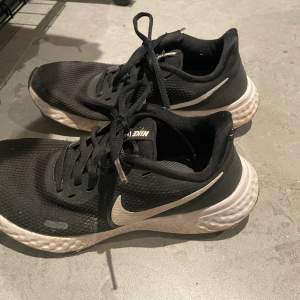 Säljer mina nästan helt oanvända Nike skor då dom ej kommer till användning 💖skriv till mig vid tankar och funderingar 