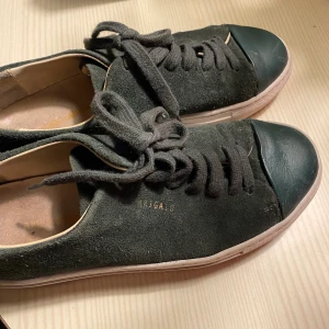 Axel artigato sneakers - Säljer mina gamla gröna Axel arigato sneakers i stl 37! Väl använda men jättesköna! Köparen står för frakten 