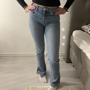 Jeans - Säljer jeansen eftersom dom aldrig kommer till användning❤️Passar kring 170cm lång.