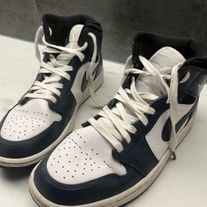 Jordan 1 Mid stl 41 - Säljer dessa snygga Jordan 1 Mid Navy Blue i gott skick då de blivit för små. 