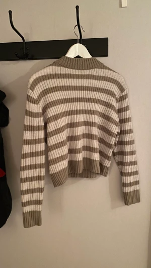 Grå stickad tröja  - Grå stickad tröja från shein, knappt använd. 