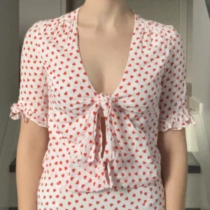 Top från Zara med hjärtan - Top från Zara med hjärtan i storlek xs