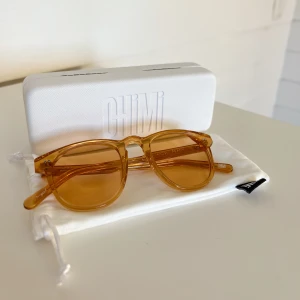 Chimi 001 peach - Chimi eyewear, modell 001 i färg Peach. Använd varsamt så i mycket fint skick!  Ingår: glasögon, dustbag, putsduk, hårt förvaringscase + förpackningslåda. Nypris 1000kr Frakten står köparen för:)